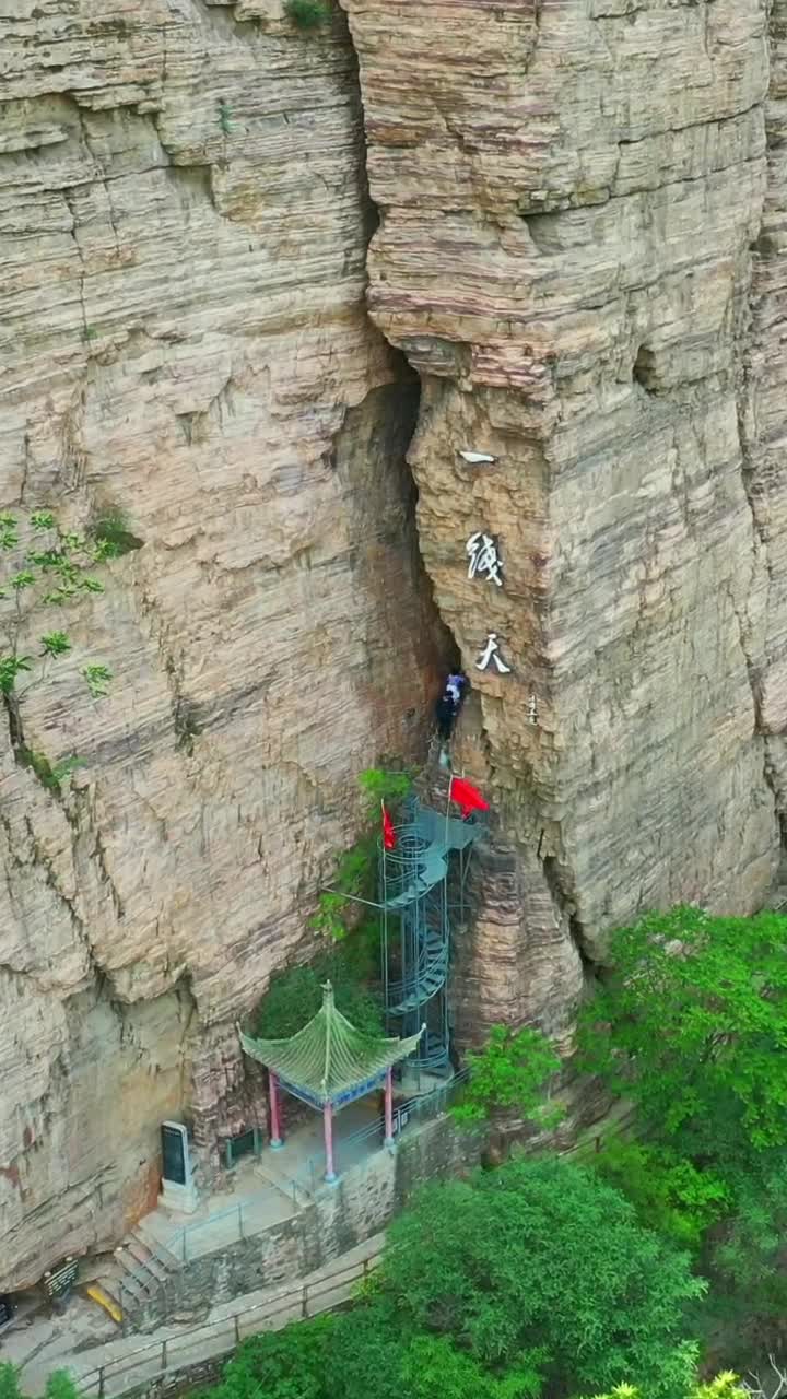 红旗渠一线天,长50余米,宽仅有0.4米,缝隙所见蓝天如一线而得名!