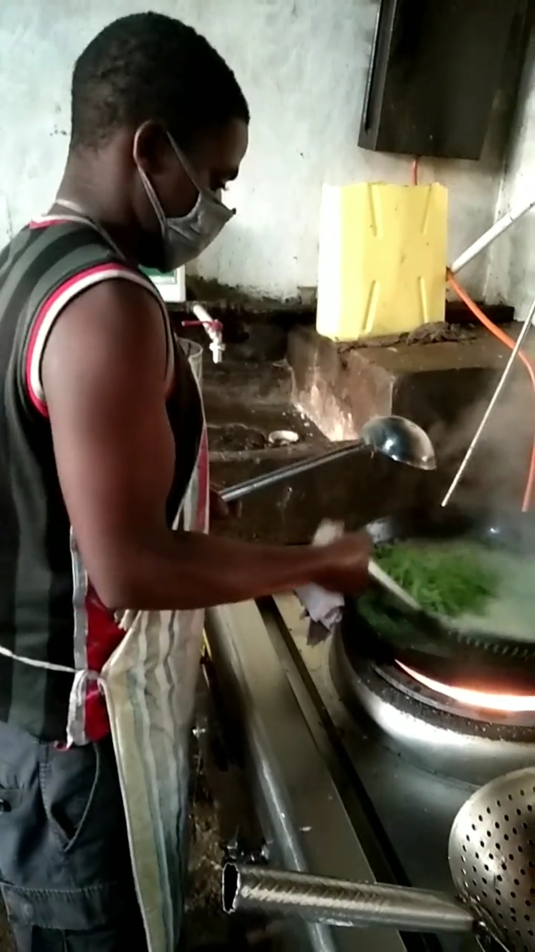 带你看非洲#黑人煮饭也有模有样的