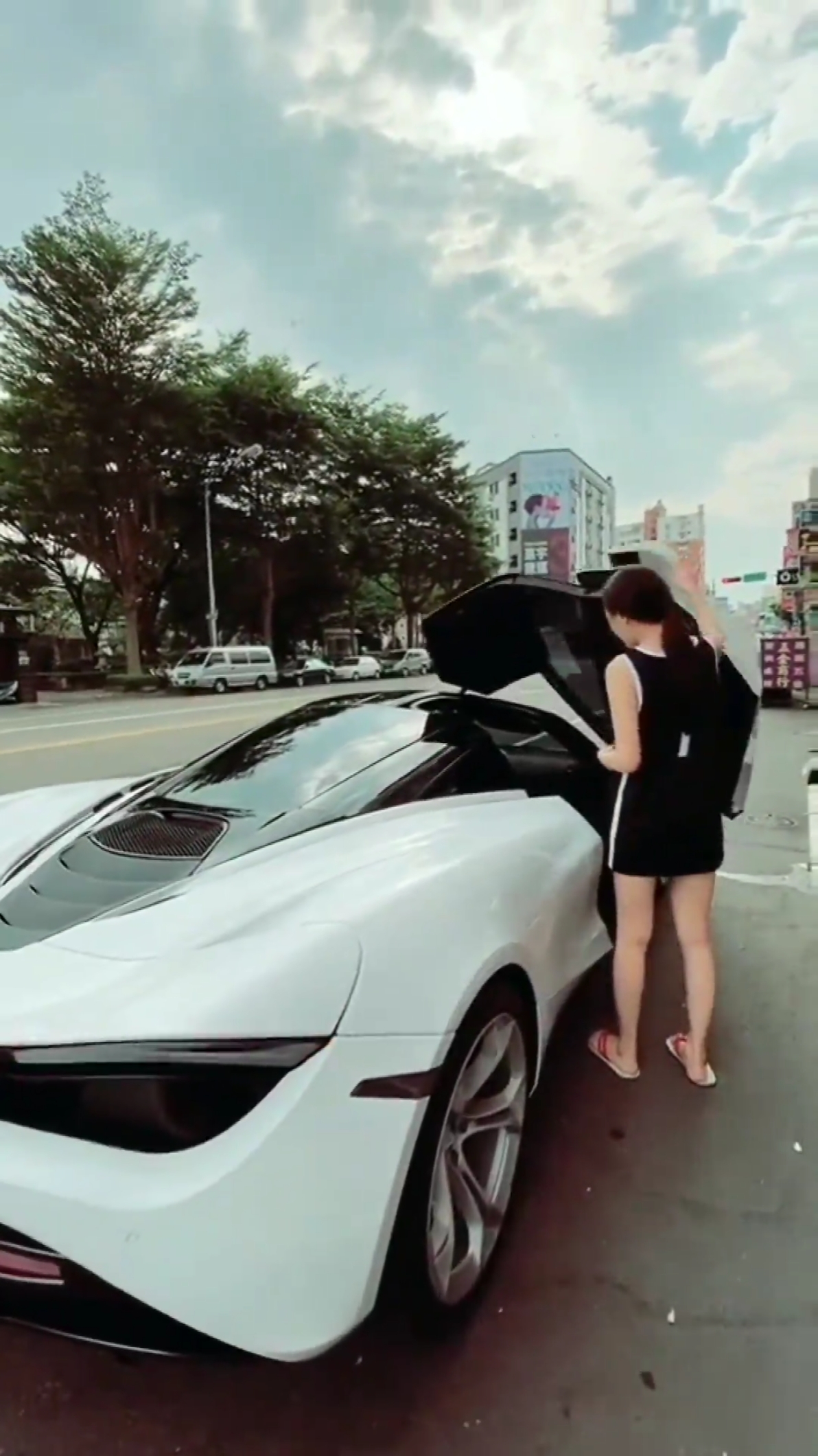 我要上热门#美女上超跑,美女配豪车,就是养眼啊