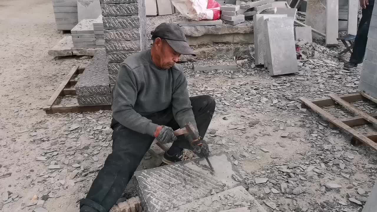 青石板材手工錾道面老石匠手工打制