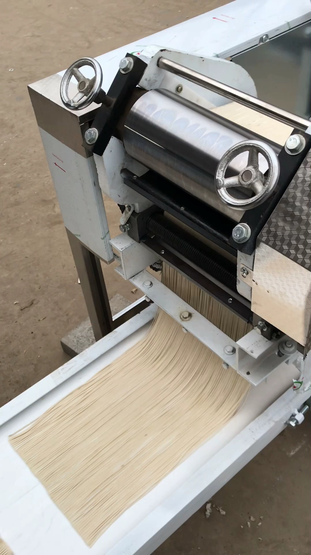 6组鲜面条机,一次成型,自动切断,自动撒粉,做2毫米圆面条效果!