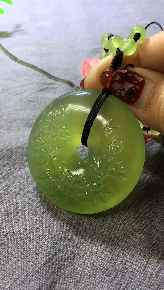 岫玉精品绿冰种平安扣,双面精雕细琢.-度小视
