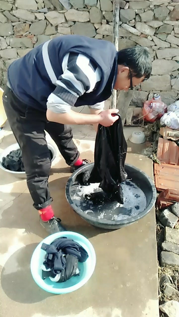 大冷的天,好孝敬,帮爸爸洗衣服