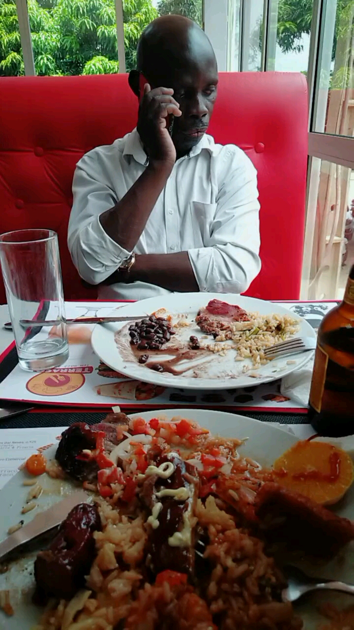 和非洲土豪一起吃饭.饭菜还不错,但我就是吃不下