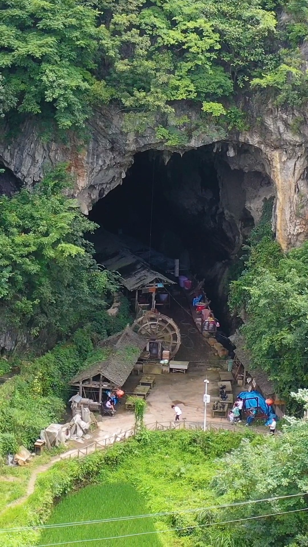 贵州发现一神奇的山洞,里面竟建有木房子,洞中还有一条河真是太美了