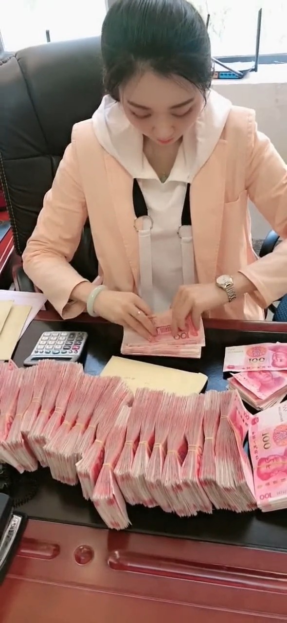 娱乐#财务在算钱发工资了,她是很多员工心中的女神