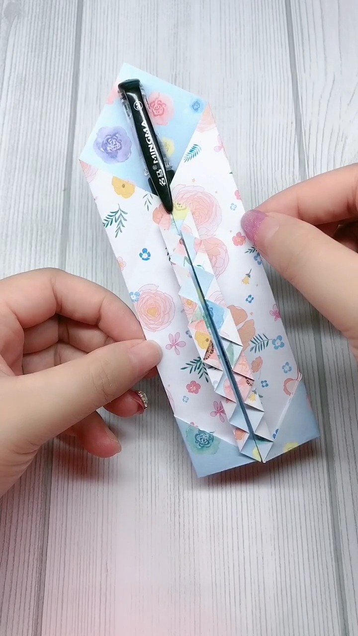 手工折纸:超简易的笔袋教程!比你买来的要精美吧