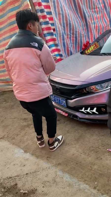 你们见过这么憨的思域车主吗?你们看到这坑怎么过?