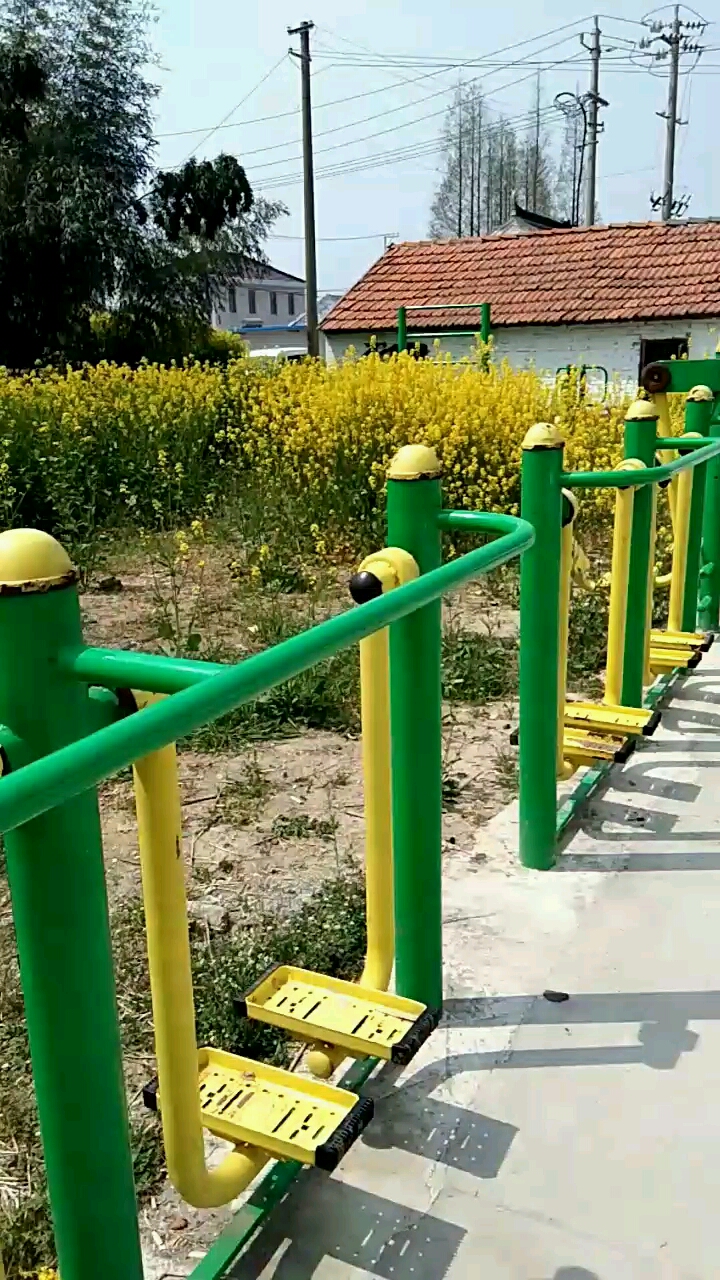 村里也安装了健身器材