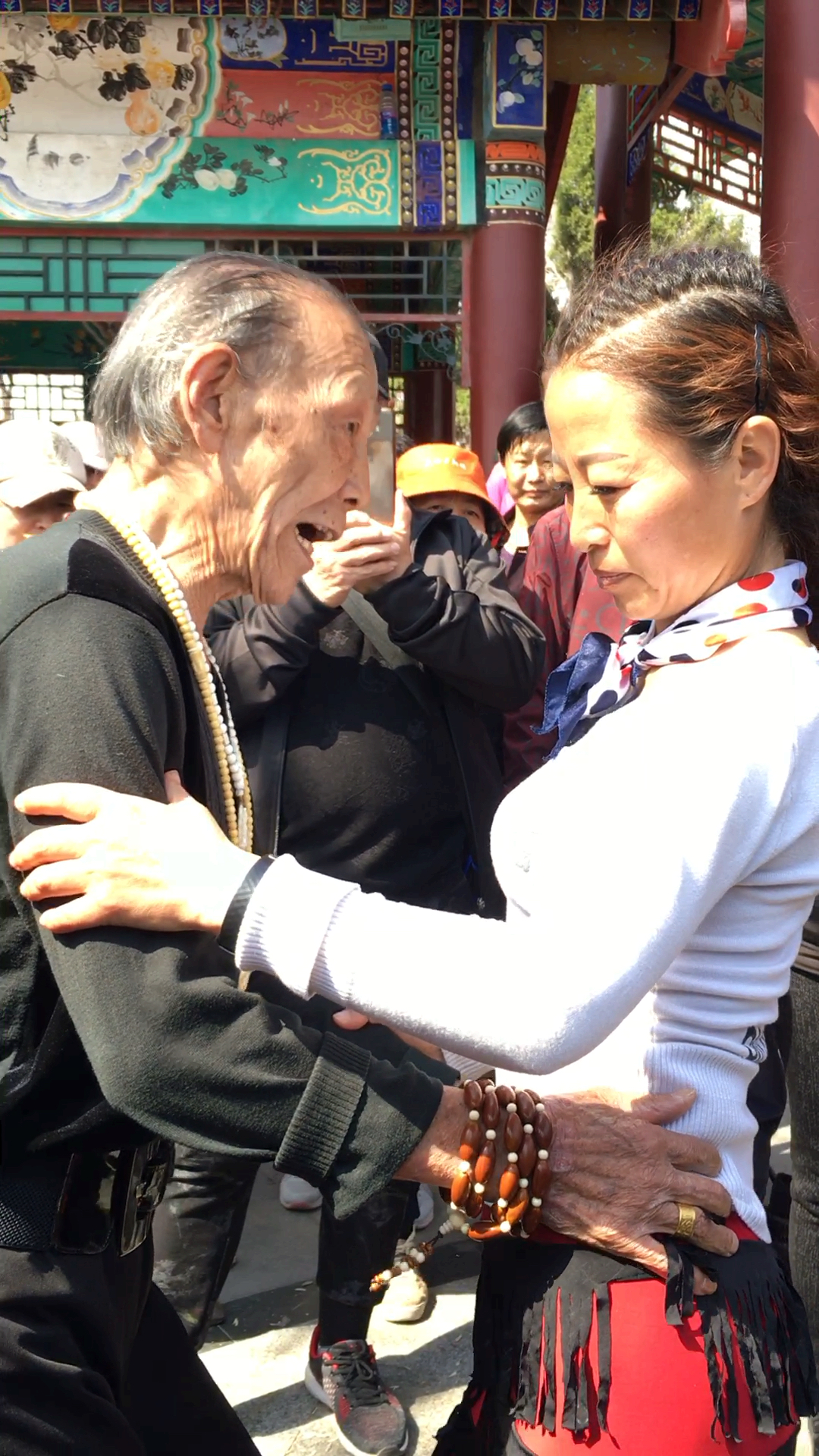 张大爷与安静老师正在讲课练习