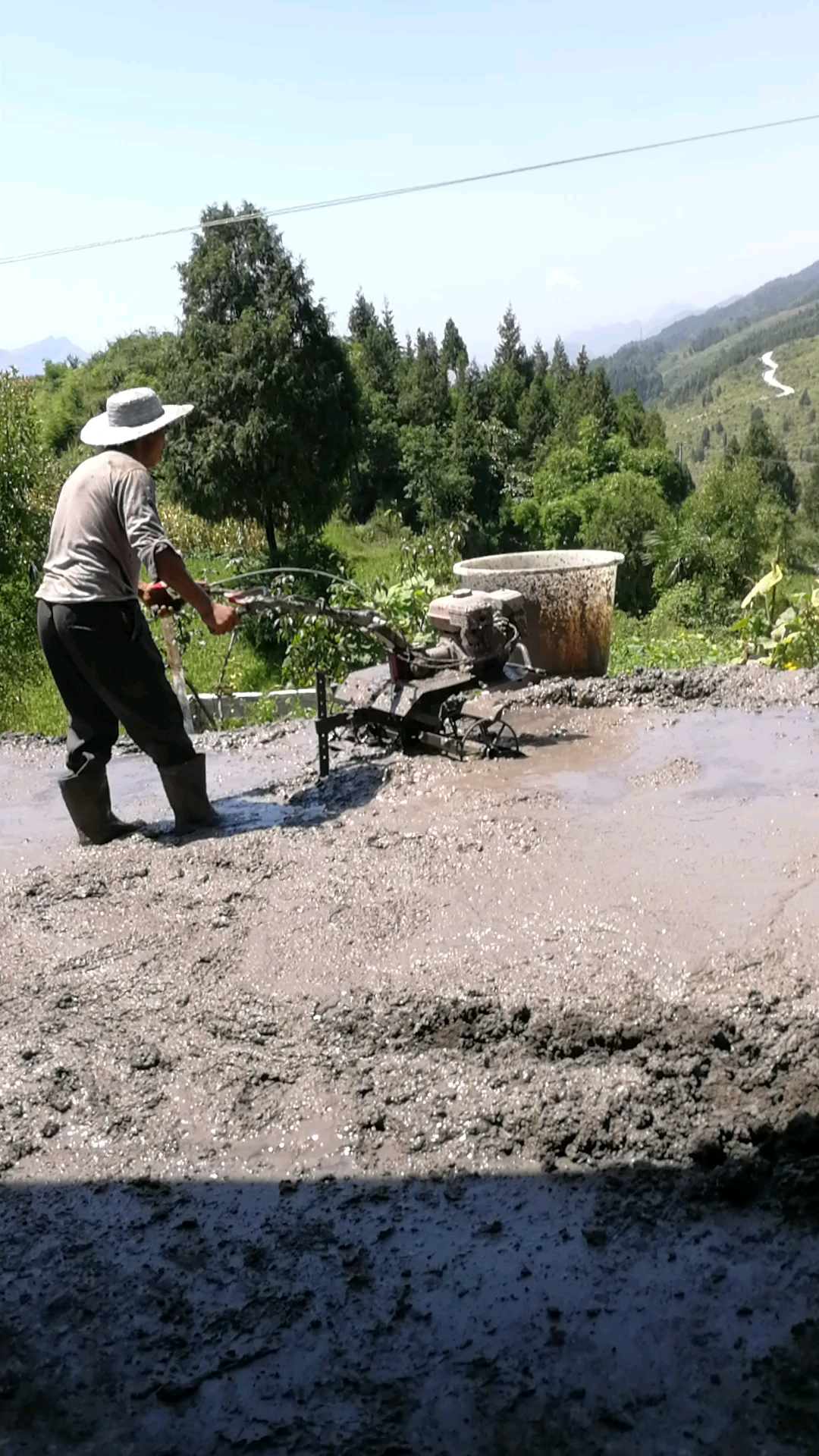 农村建房真辛苦,犁土机拌灰浆,农民办法多.
