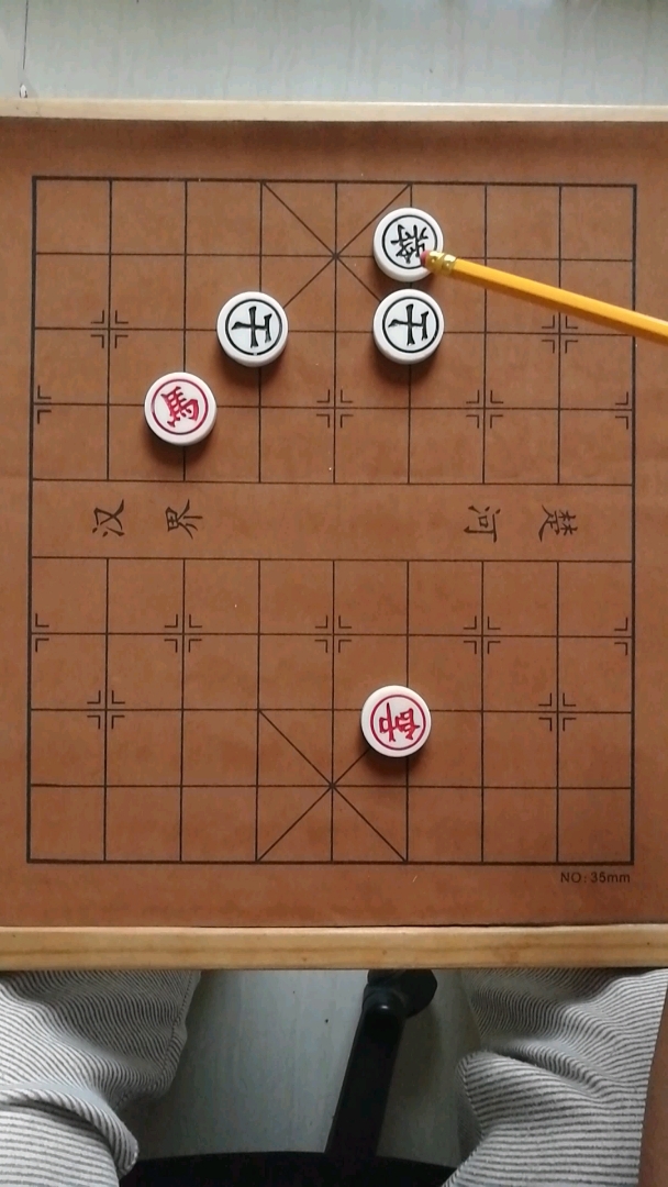 单马进攻双士,怎样走才能获胜?