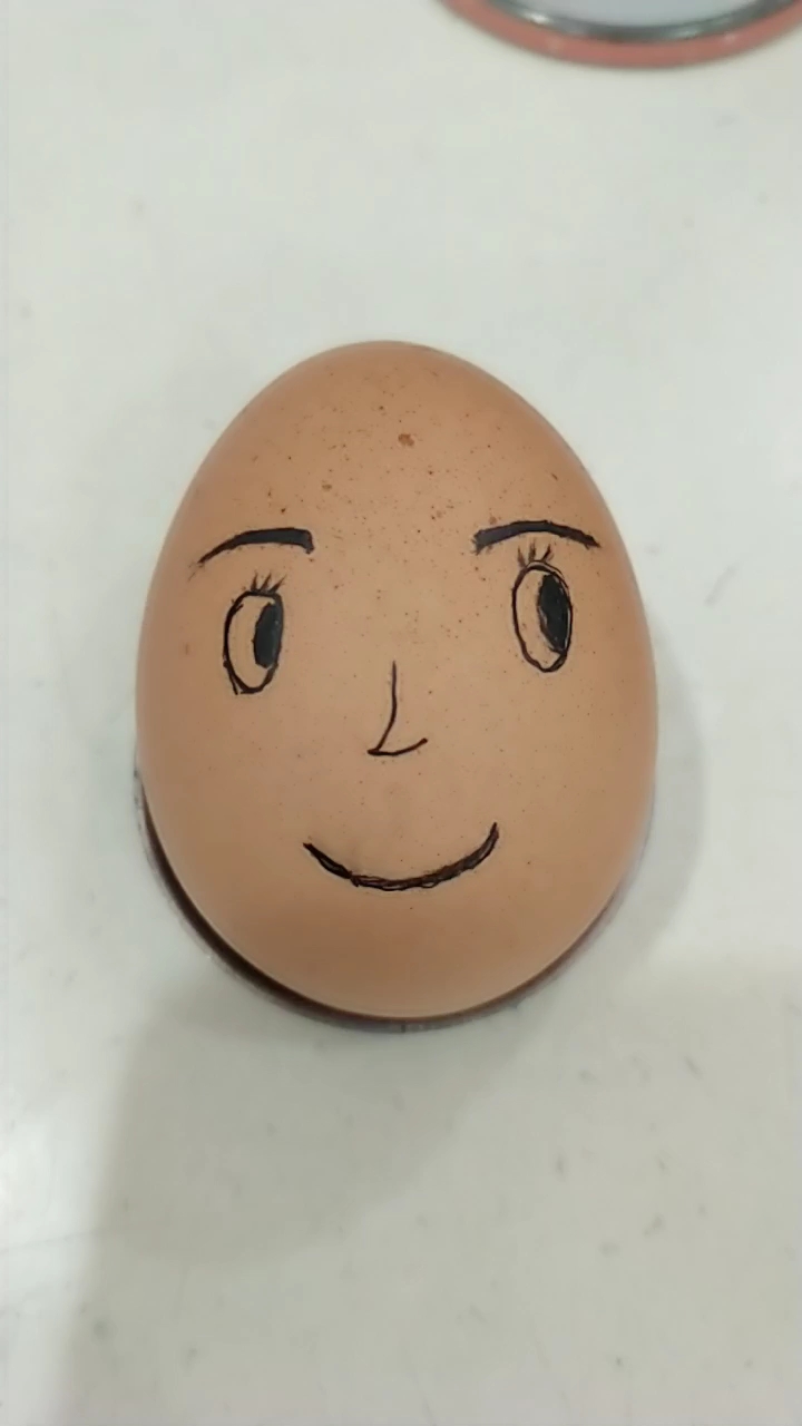 鸡蛋上画个笑脸
