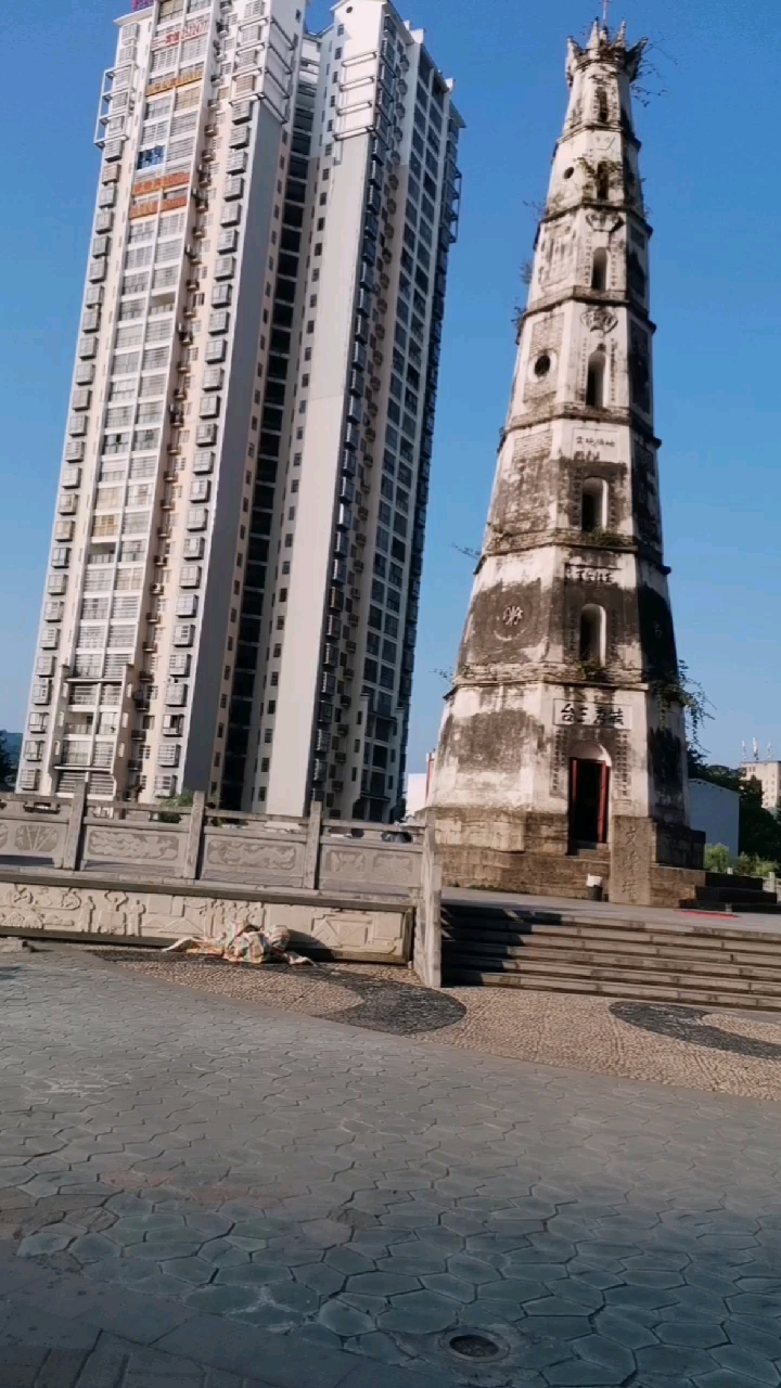 凤冈县文物古塔文峰塔犹如一位历经沧桑的老人,怀着美好的梦,坚守这里