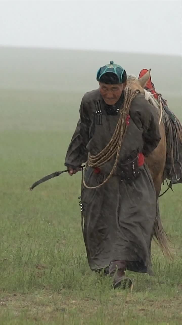 牧民喜悦下雨了