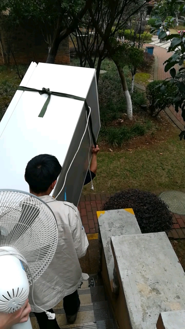 看看一个人怎么搬对开门大冰箱的!