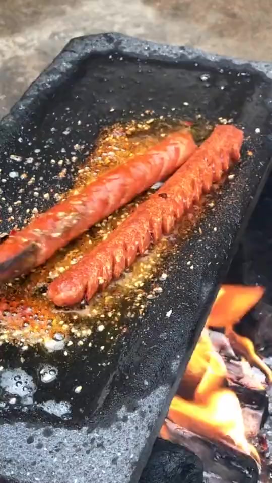 搞笑段子#户外美食系列,石板烧烤面肠,简直不要太香!