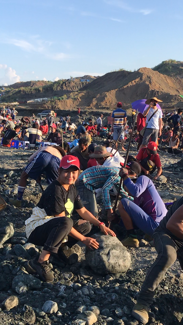 今天在缅甸翡翠矿山里挖到一个大翡翠毛料原石抬不动了