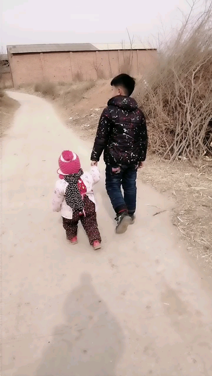 哥哥带小妹妹溜溜去.