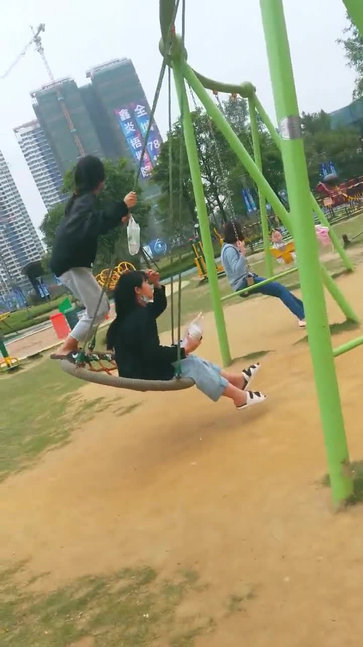 一个人坐在秋千上一个人踩在秋千上,原来还能这样玩,真的长见识了!