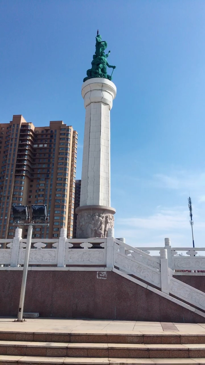 全民小助手防洪纪念塔是依兰政府为纪念1985年全县人民团结奋斗帐胜