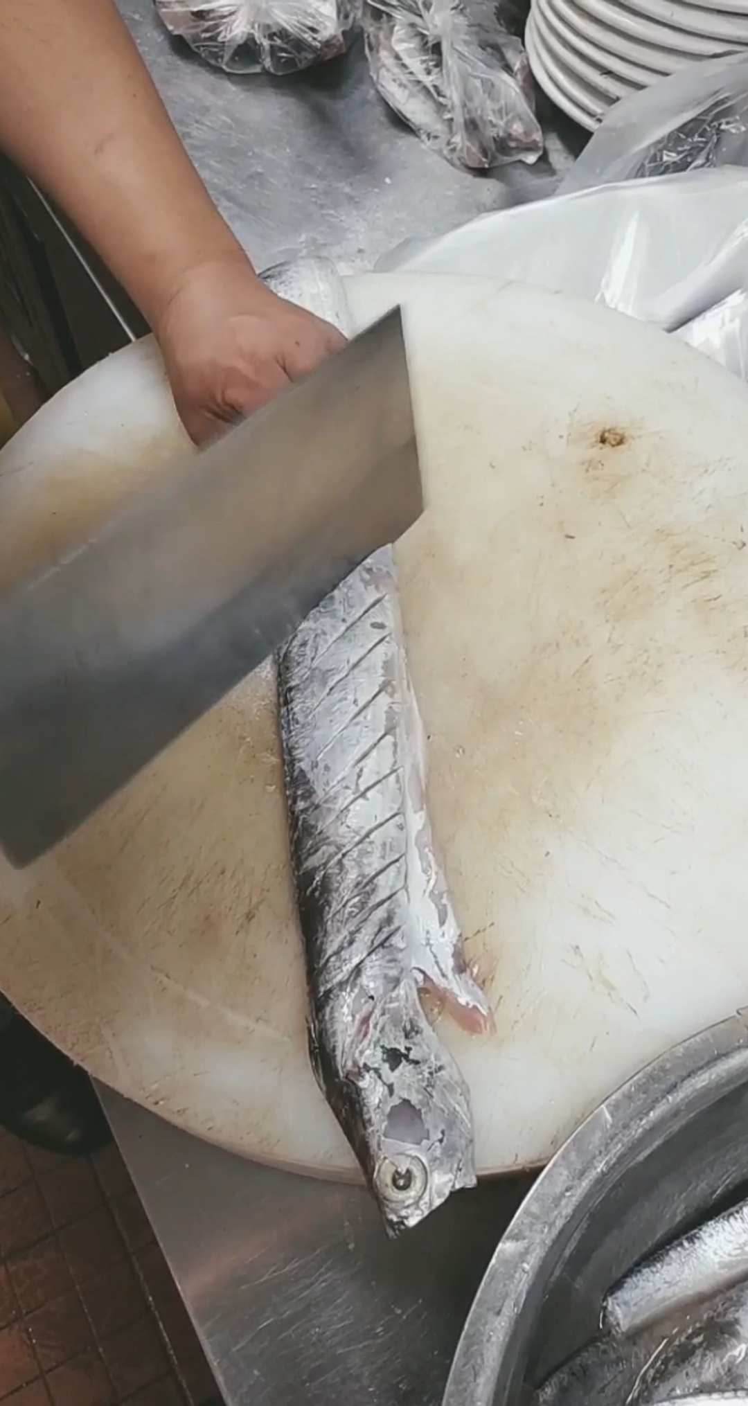 饭店是这样给带鱼改刀的,你学会了吗?