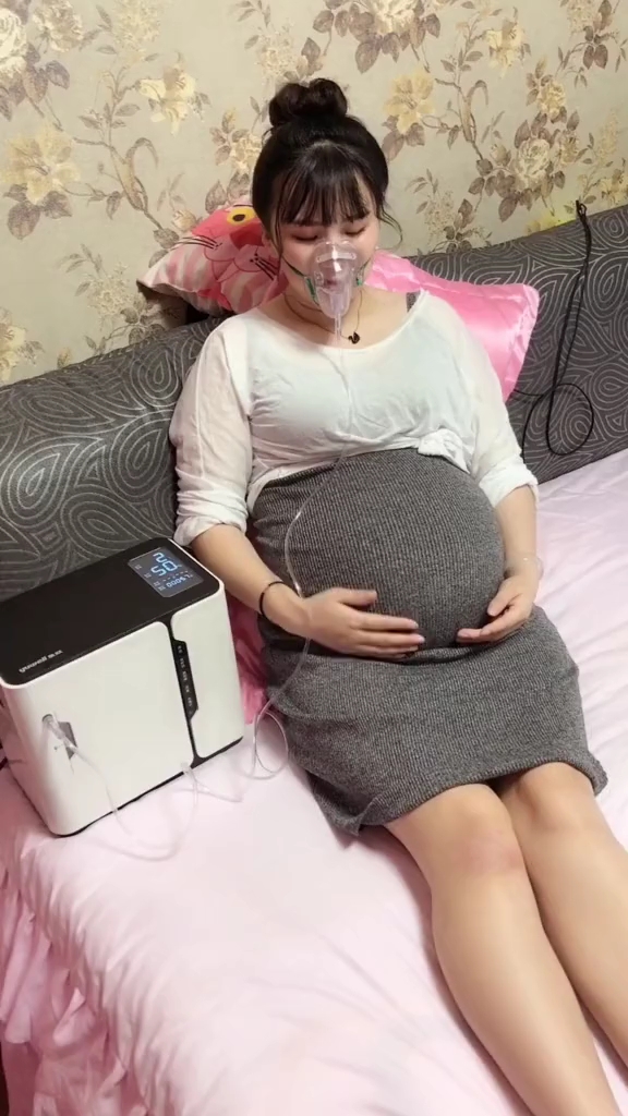 女人#闺蜜怀二胎是双胞胎,每天夜里只能坐着睡觉,还要不断吸氧!