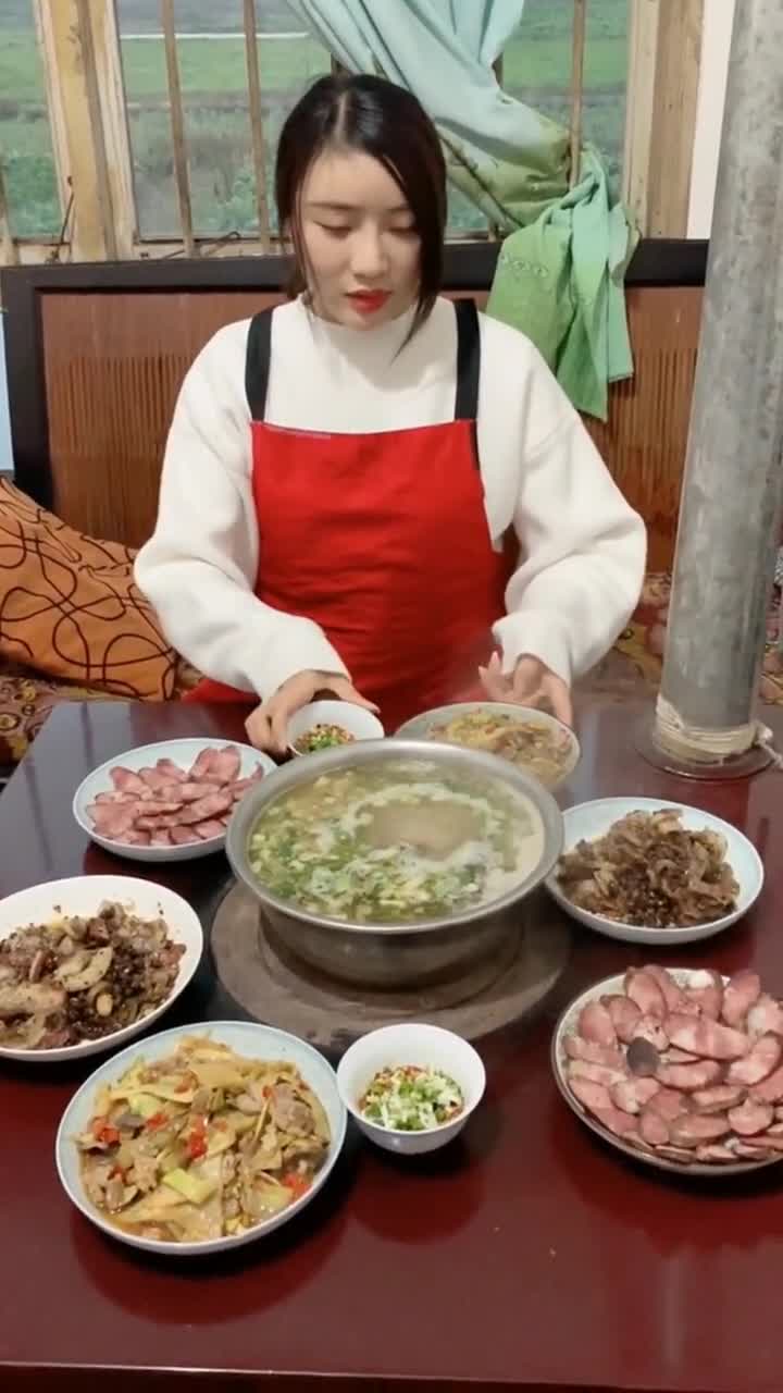 到同学家吃饭,没想到这货有个这么漂亮的姐姐,看来以后要常来了