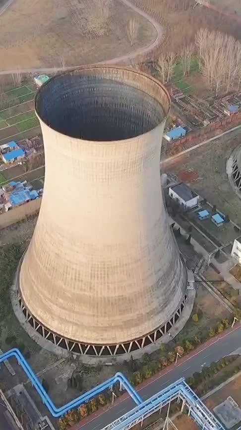 原来电厂烟囱的内部是这样的,无人机拍到这一幕,真是长见识了!