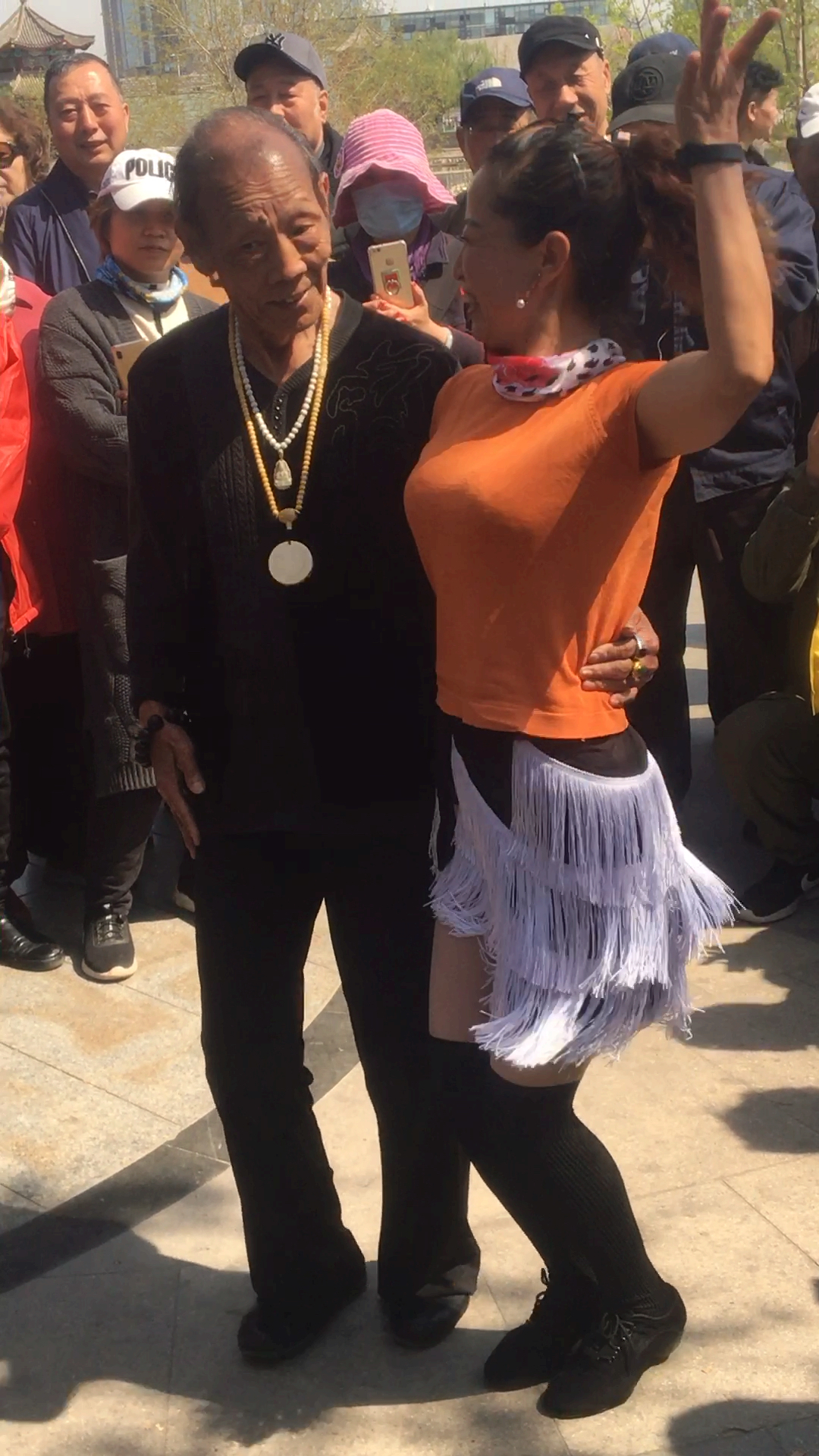 80岁网红张大爷和安静老师共舞美极了.