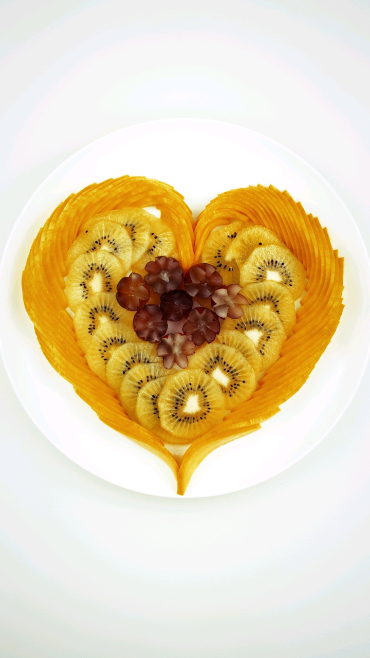 美食记#爱心水果拼盘,用普通的水果,做美艳果盘,给心爱的她/他做曳葺