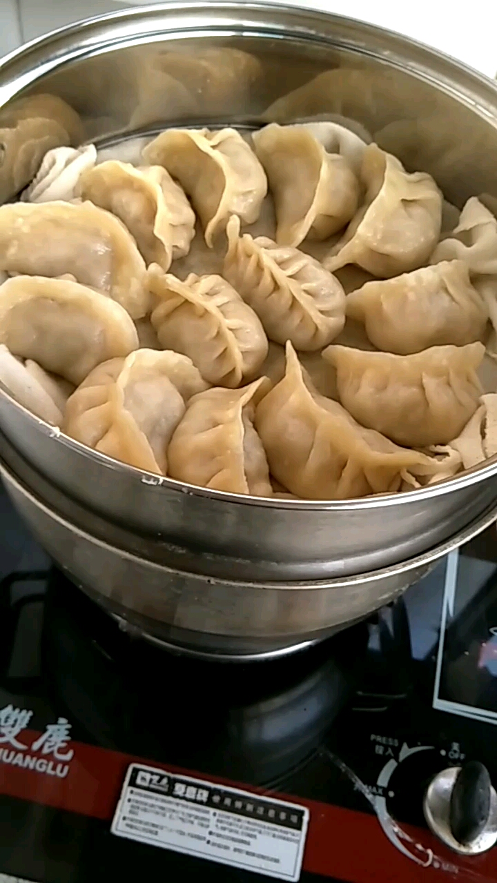 一大早蒸了一锅酸菜猪肉馅的大蒸饺,没吃饭的亲们都起床吃早饭了.