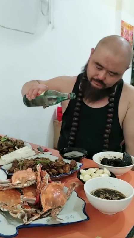 和尚吃的好丰盛,有酒有肉生活真好,网友:喝这么多酒干嘛