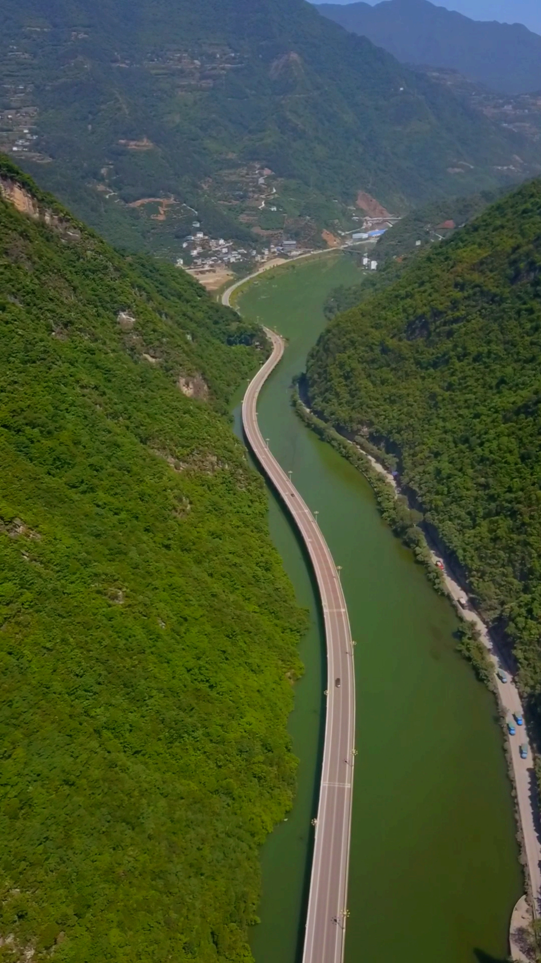 湖北一条溪谷中的水上公路,古昭公路,誉为最美水上公路!