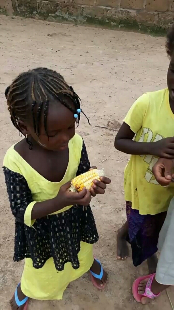 非洲的这个小孩饿了没东西吃,吃生玉米呢.