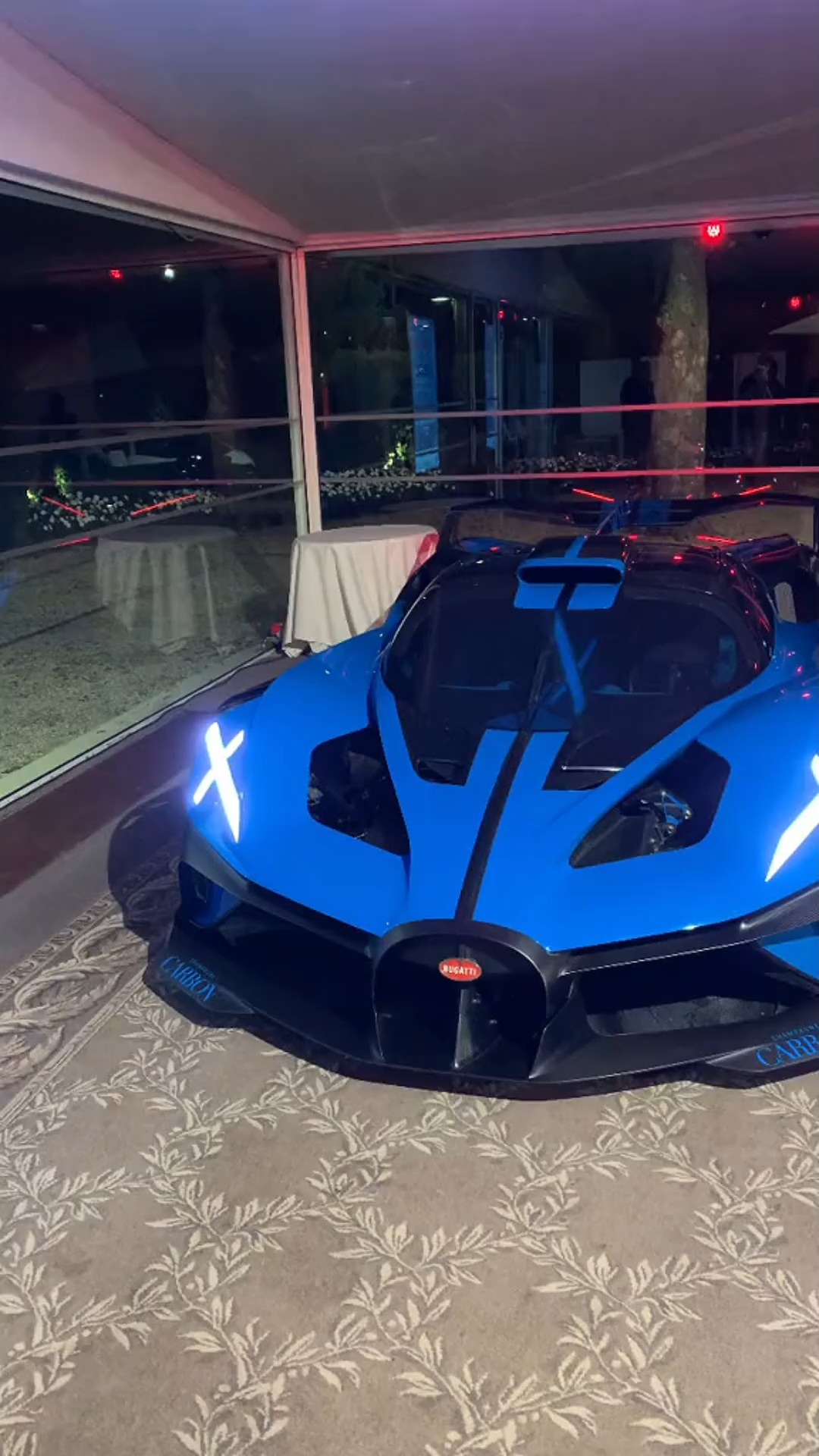 布加迪新款概念车vision le mans,x造型的灯,很像科幻大片里面的跑车