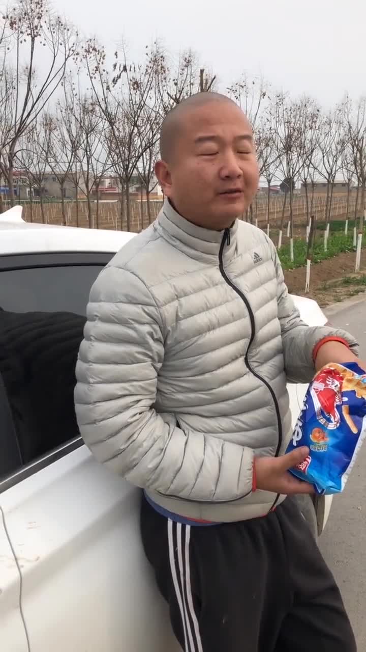 "giao哥"做好事却被扔鸡蛋,值得吗