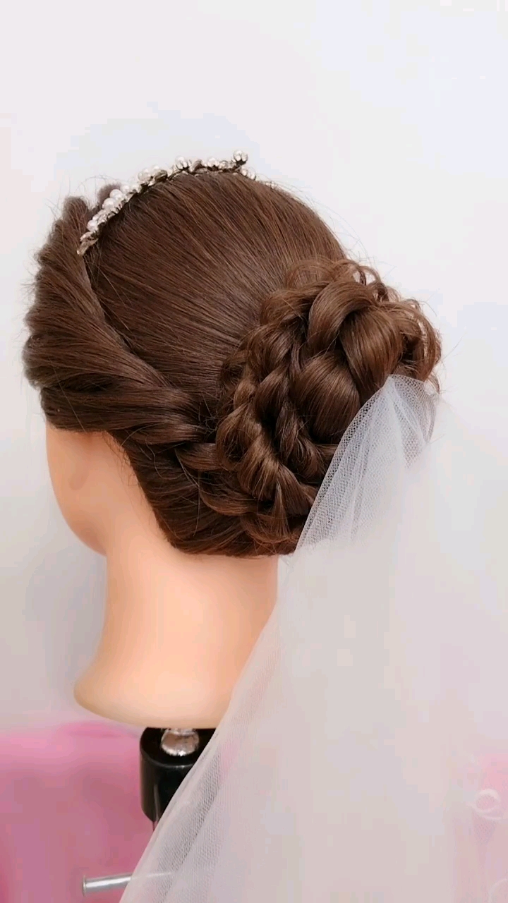 这样扎头纱皇冠都能戴 头发少要手撕一下 短一点的头发多用几个卡子