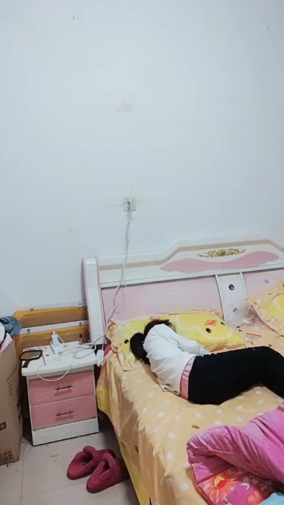 变性妈妈与女儿的生活,当看到她给女儿盖被子的那一刻,真幸福