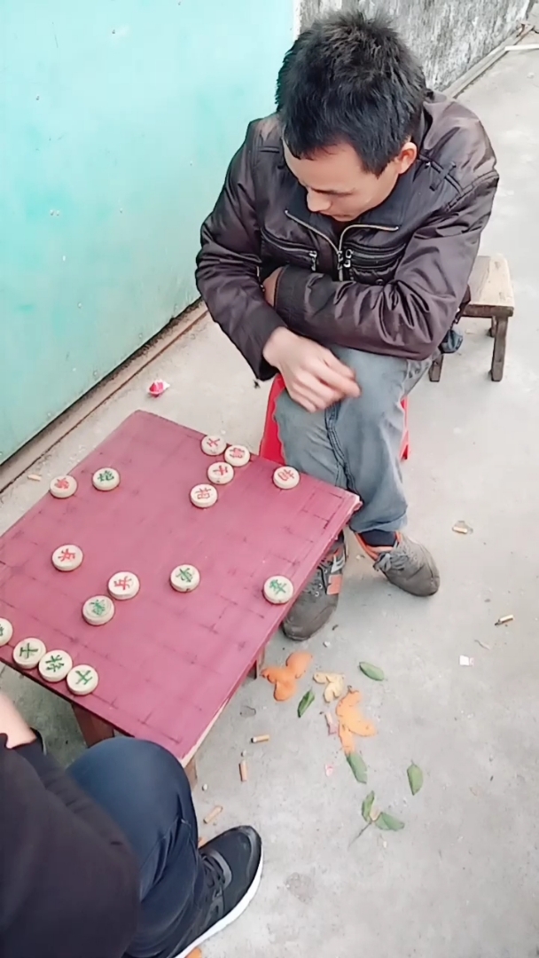 看看走象棋誰贏