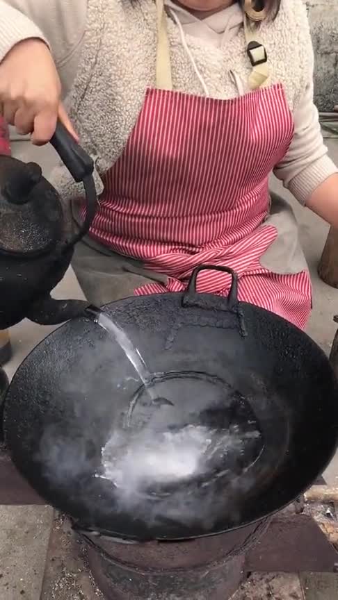 农村人做饭没那么精致,一条鱼两颗蛋,凑合着就是一顿饭