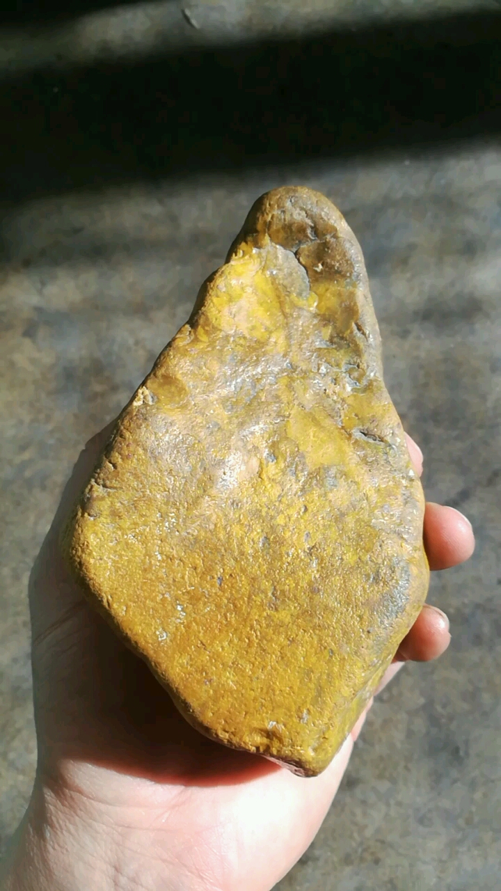 一块草花料原石,里边花纹看着不错,期待切开做成件更美!