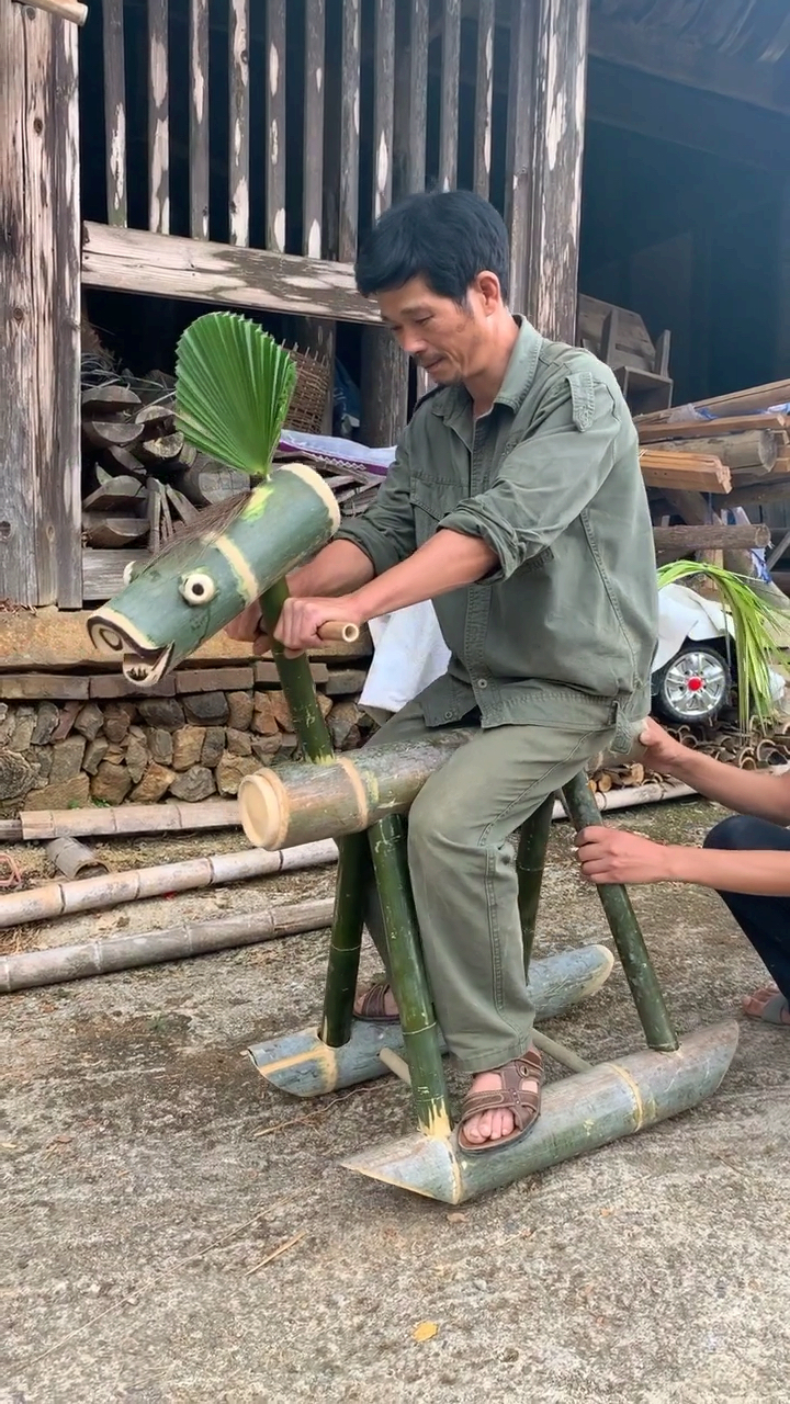 今天用竹子给父亲做了一个木马.