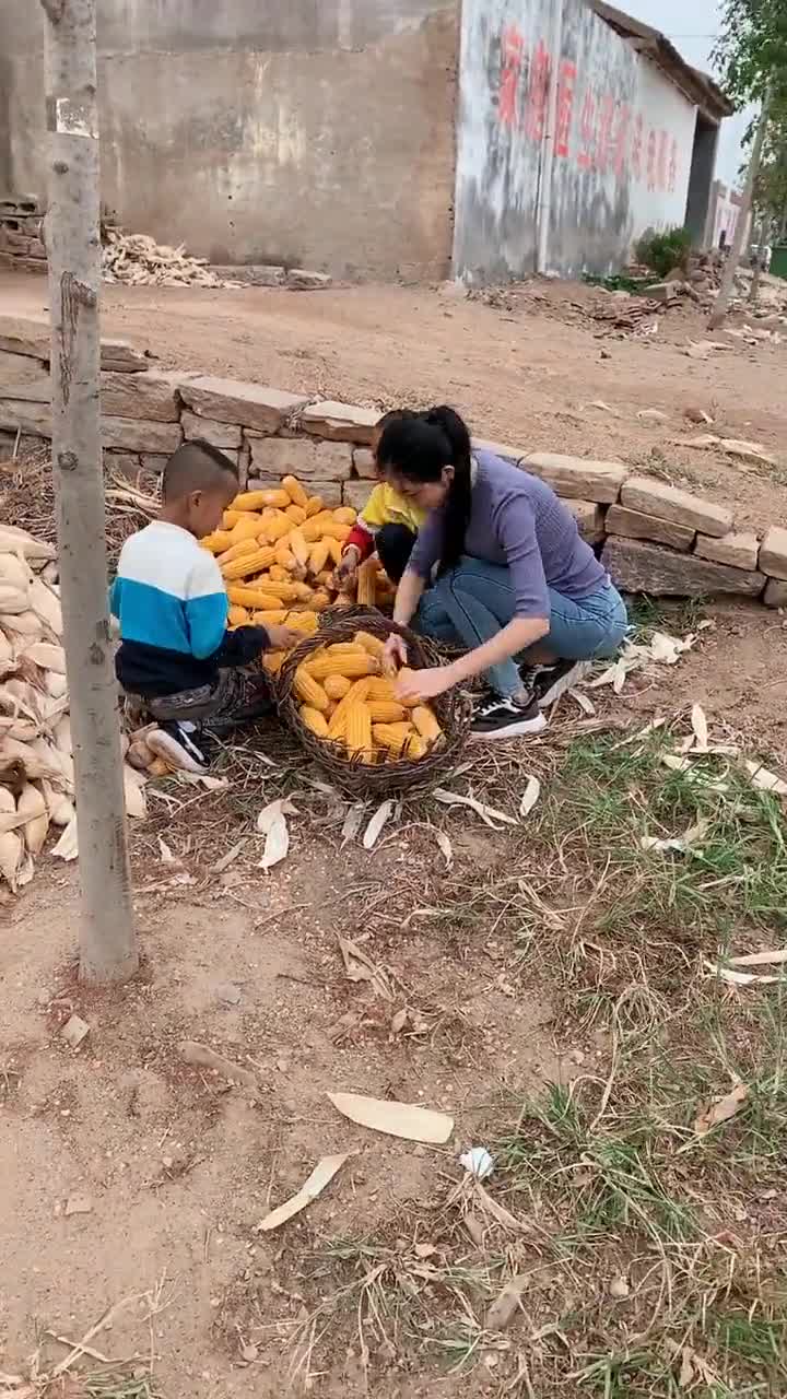 农村留守妇女让人心酸,不但要带娃还要做家务,值得点赞