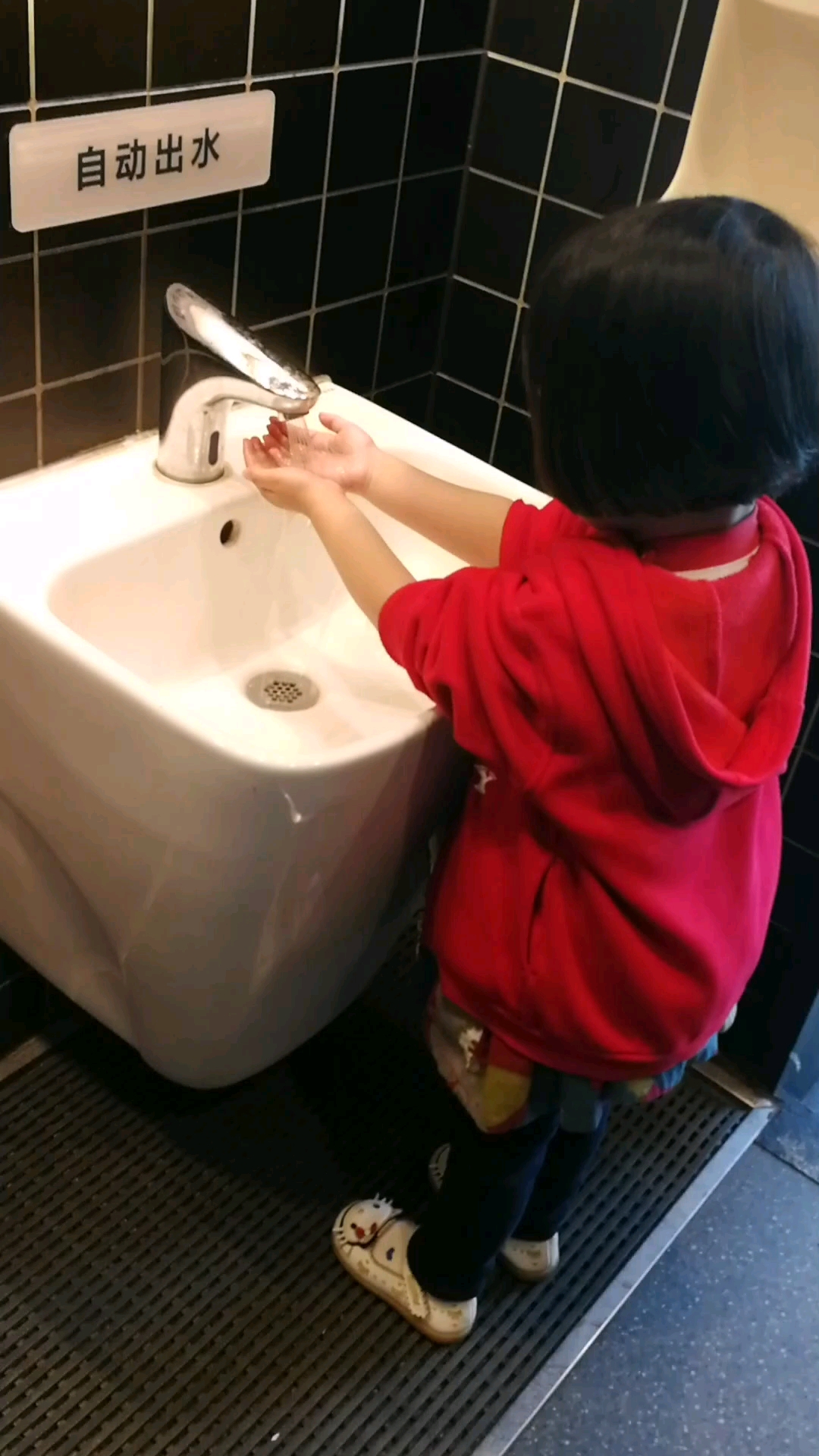 小手儿洗得真干净!