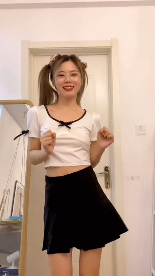 跳舞双马尾弹力摇这么上头吗