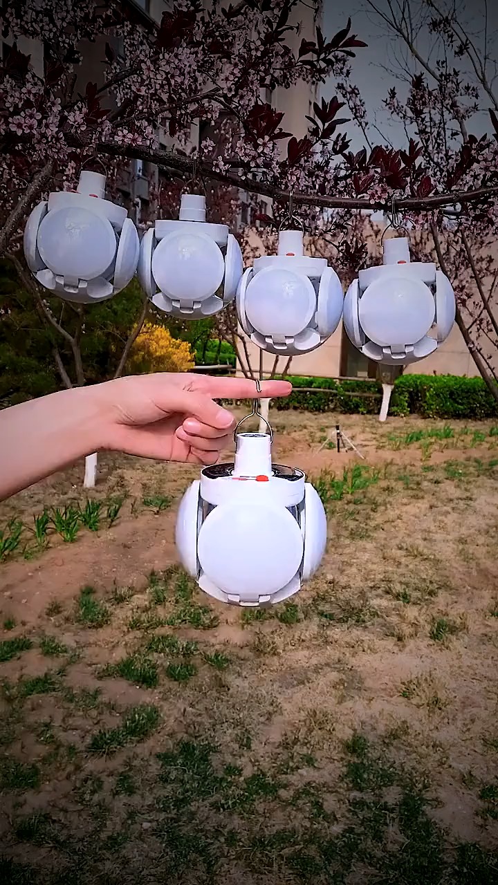 这个太阳能足球灯不错,太阳能充电,还可以调节灯照角度-度小视