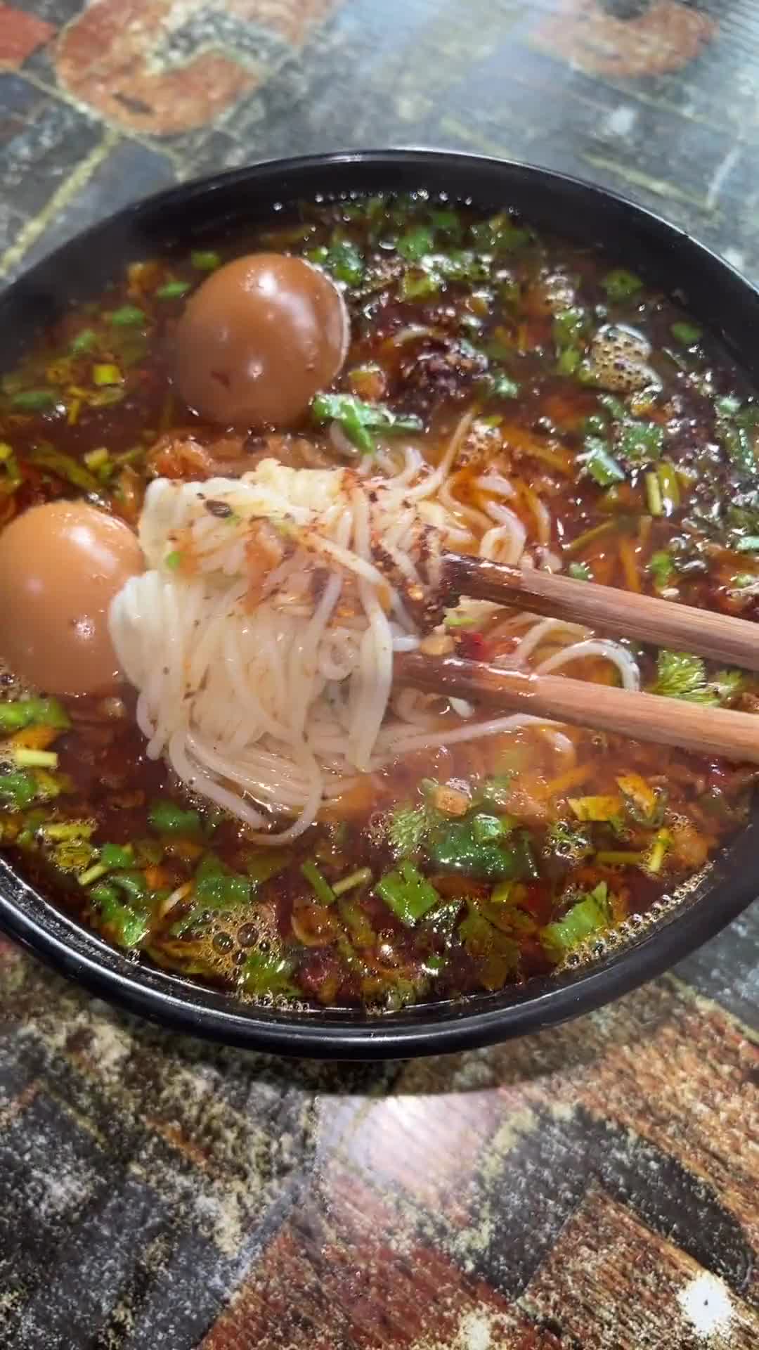 一碗米线加两个卤蛋才是标配.-度小视