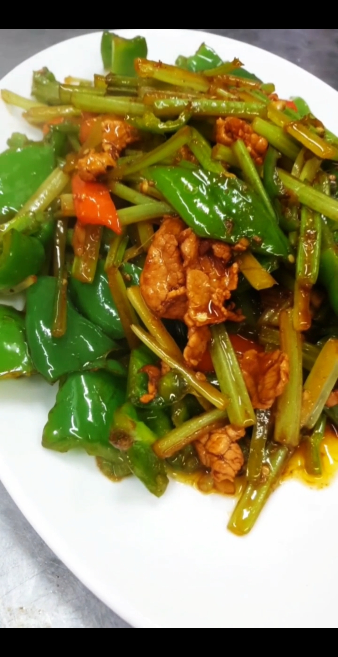 芹菜青椒炒肉,看看有没有食欲呢!