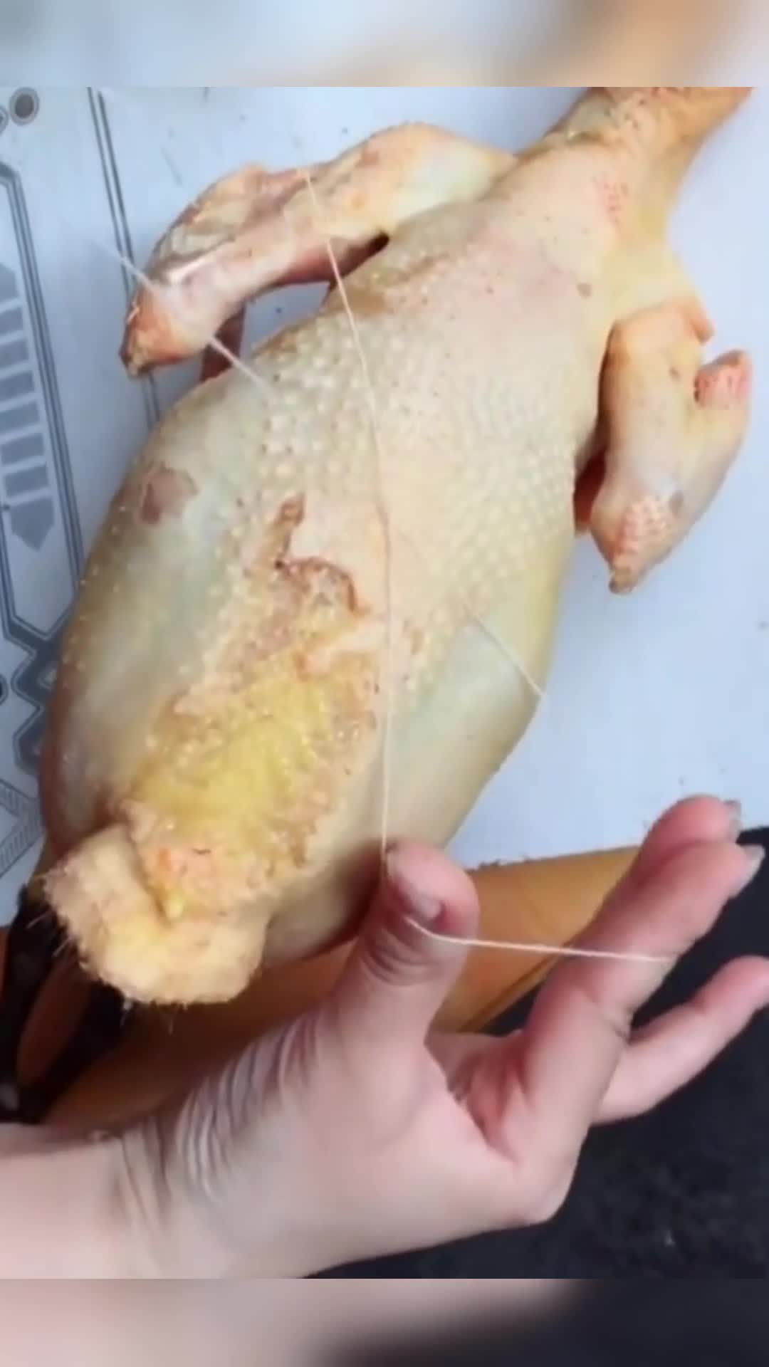 #我要上热门#最原始的拔鸡毛方法,非常的考验眼力!